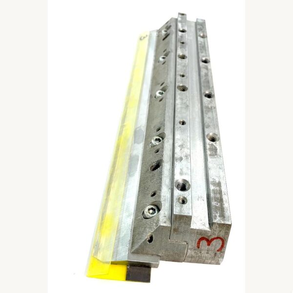 38022845 Messerhalter links